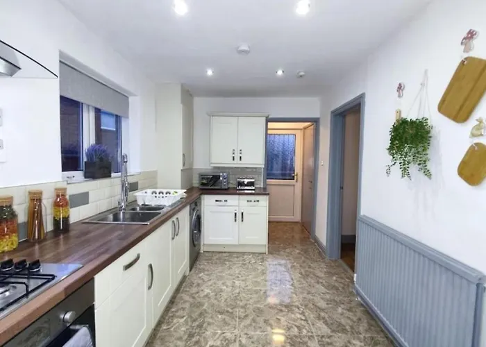 Comfortable 3 Bedrooms House - Ideal For Family And Contractors - Free Wifi, Projector In Bedroom And Free Parking For 2 Cars