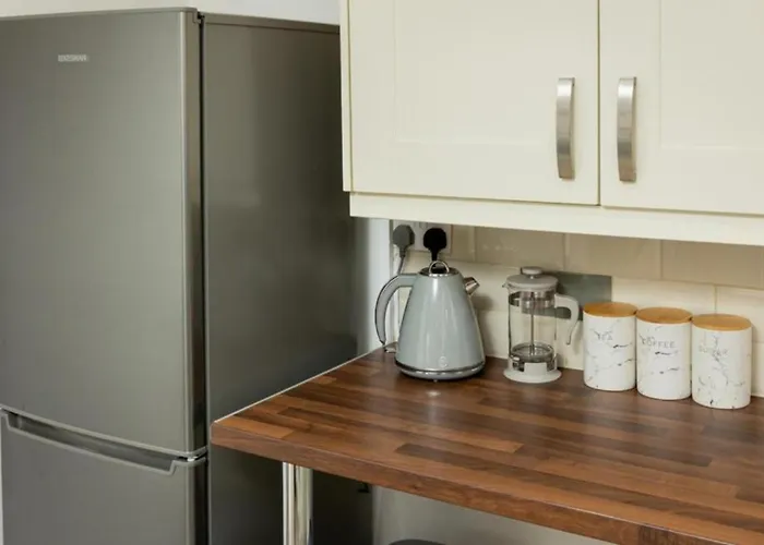 Comfortable 3 Bedrooms House - Ideal For Family And Contractors - Free Wifi, Projector In Bedroom And Free Parking For 2 Cars Holiday home Leeds (West Yorkshire)