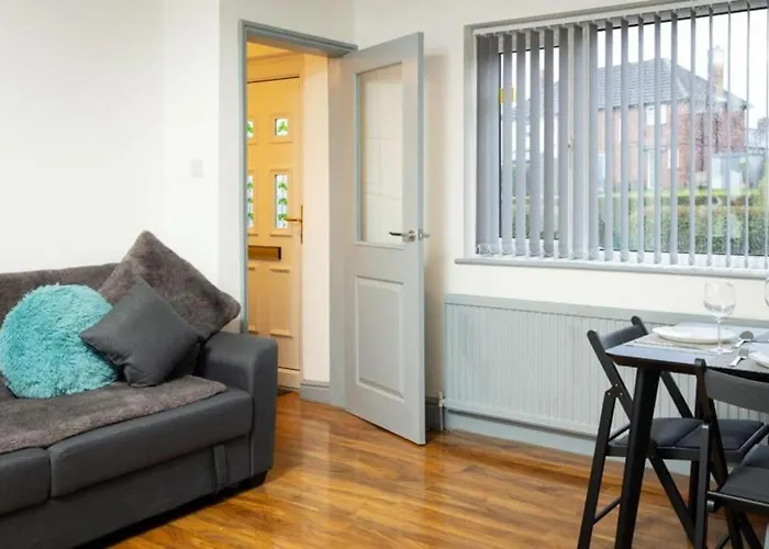 Comfortable 3 Bedrooms House - Ideal For Family And Contractors - Free Wifi, Projector In Bedroom And Free Parking For 2 Cars Holiday home