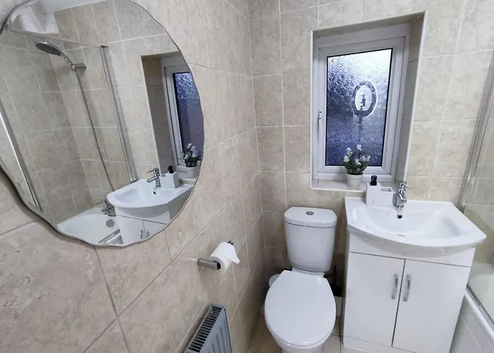 Comfortable 3 Bedrooms House - Ideal For Family And Contractors - Free Wifi, Projector In Bedroom And Free Parking For 2 Cars 度假居