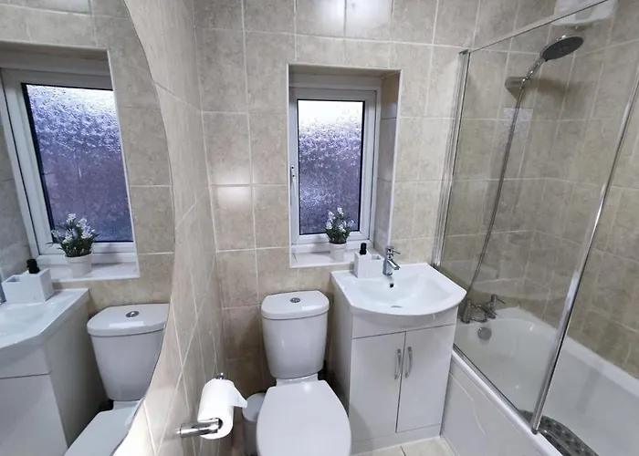 度假居 Comfortable 3 Bedrooms House - Ideal For Family And Contractors - Free Wifi, Projector In Bedroom And Free Parking For 2 Cars