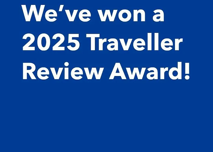 Comfortable 3 Bedrooms House - Ideal For Family And Contractors - Free Wifi, Projector In Bedroom And Free Parking For 2 Cars *