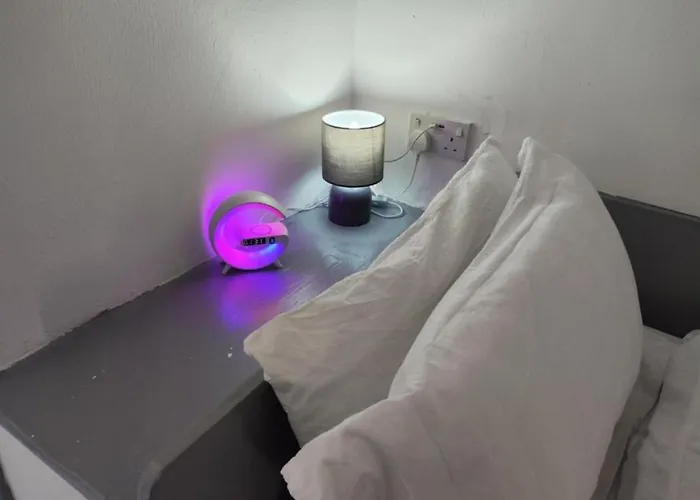 Comfortable 3 Bedrooms House - Ideal For Family And Contractors - Free Wifi, Projector In Bedroom And Free Parking For 2 Cars * Leeds (West Yorkshire)