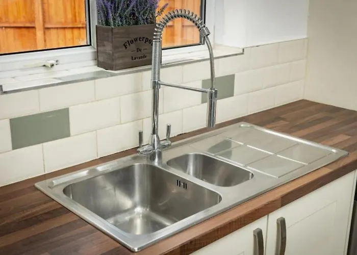 Comfortable 3 Bedrooms House - Ideal For Family And Contractors - Free Wifi, Projector In Bedroom And Free Parking For 2 Cars * Leeds (West Yorkshire)