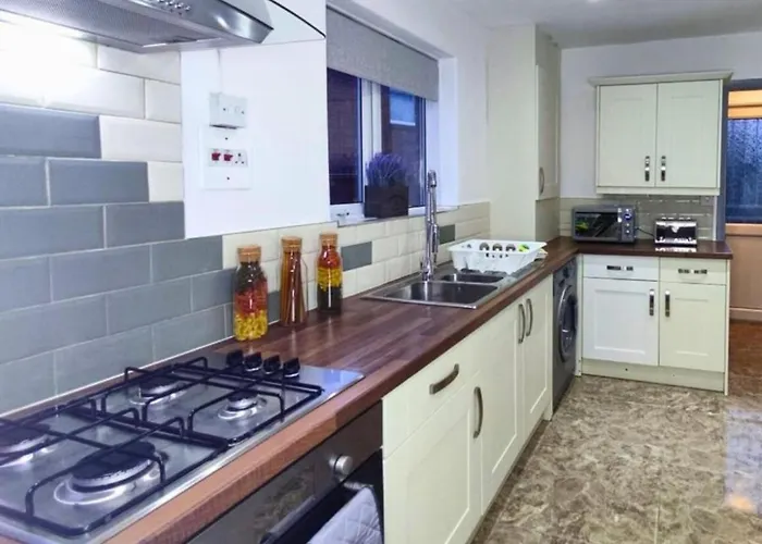 Comfortable 3 Bedrooms House - Ideal For Family And Contractors - Free Wifi, Projector In Bedroom And Free Parking For 2 Cars