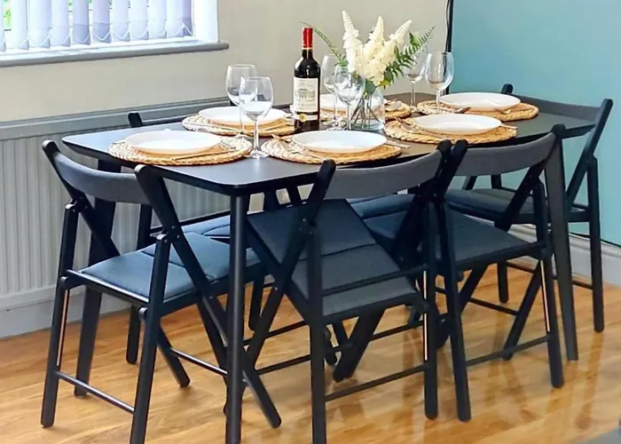 Holiday home Comfortable 3 Bedrooms House - Ideal For Family And Contractors - Free Wifi, Projector In Bedroom And Free Parking For 2 Cars *