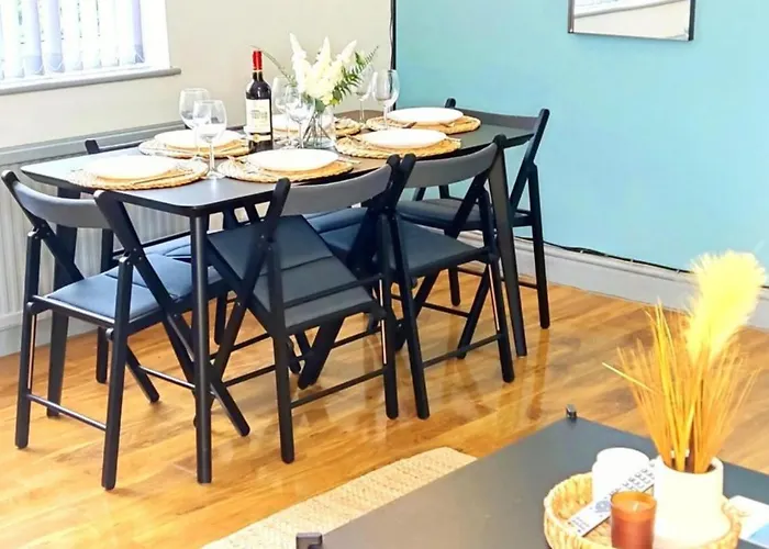 Holiday home Comfortable 3 Bedrooms House - Ideal For Family And Contractors - Free Wifi, Projector In Bedroom And Free Parking For 2 Cars Leeds (West Yorkshire)