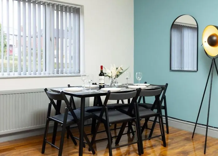 Comfortable 3 Bedrooms House - Ideal For Family And Contractors - Free Wifi, Projector In Bedroom And Free Parking For 2 Cars