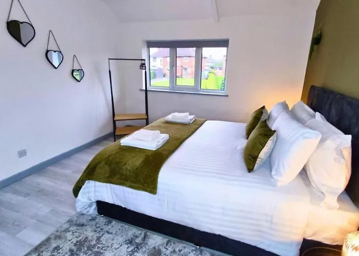 Comfortable 3 Bedrooms House - Ideal For Family And Contractors - Free Wifi, Projector In Bedroom And Free Parking For 2 Cars * Leeds (West Yorkshire)