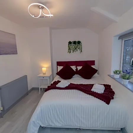 Comfortable 3 Bedrooms House - Ideal For Family And Contractors - Free Wifi, Projector In Bedroom And Free Parking For 2 Cars 度假居