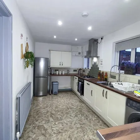 Comfortable 3 Bedrooms House - Ideal For Family And Contractors - Free Wifi, Projector In Bedroom And Free Parking For 2 Cars