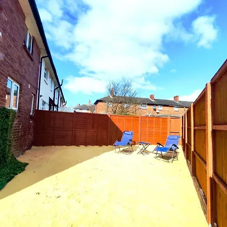 Comfortable 3 Bedrooms House - Ideal For Family And Contractors - Free Wifi, Projector In Bedroom And Free Parking For 2 Cars