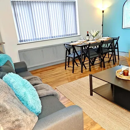 Comfortable 3 Bedrooms House - Ideal For Family And Contractors - Free Wifi, Projector In Bedroom And Free Parking For 2 Cars