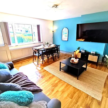 Comfortable 3 Bedrooms House - Ideal For Family And Contractors - Free Wifi, Projector In Bedroom And Free Parking For 2 Cars 度假居