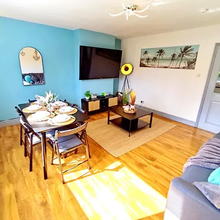 Comfortable 3 Bedrooms House - Ideal For Family And Contractors - Free Wifi, Projector In Bedroom And Free Parking For 2 Cars *