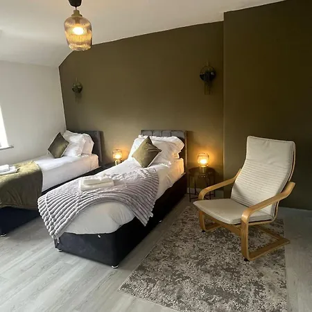 Comfortable 3 Bedrooms House - Ideal For Family And Contractors - Free Wifi, Projector In Bedroom And Free Parking For 2 Cars 利兹