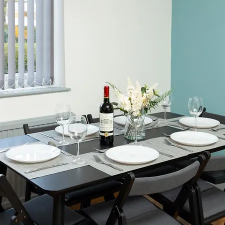 度假居 Comfortable 3 Bedrooms House - Ideal For Family And Contractors - Free Wifi, Projector In Bedroom And Free Parking For 2 Cars 利兹