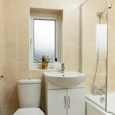 度假居 Comfortable 3 Bedrooms House - Ideal For Family And Contractors - Free Wifi, Projector In Bedroom And Free Parking For 2 Cars 利兹