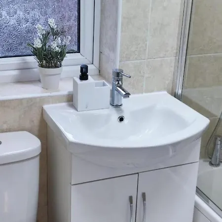 Comfortable 3 Bedrooms House - Ideal For Family And Contractors - Free Wifi, Projector In Bedroom And Free Parking For 2 Cars 利兹