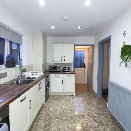 Comfortable 3 Bedrooms House - Ideal For Family And Contractors - Free Wifi, Projector In Bedroom And Free Parking For 2 Cars