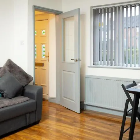 Comfortable 3 Bedrooms House - Ideal For Family And Contractors - Free Wifi, Projector In Bedroom And Free Parking For 2 Cars 度假居