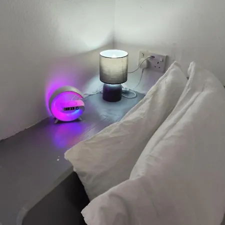 Comfortable 3 Bedrooms House - Ideal For Family And Contractors - Free Wifi, Projector In Bedroom And Free Parking For 2 Cars * 利兹