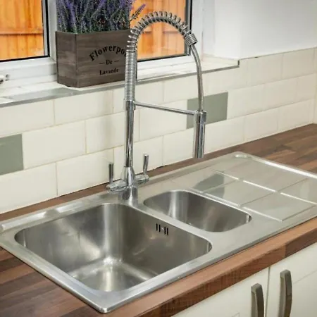 Comfortable 3 Bedrooms House - Ideal For Family And Contractors - Free Wifi, Projector In Bedroom And Free Parking For 2 Cars * 利兹